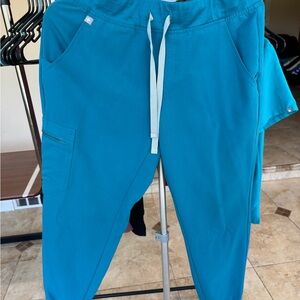 FIGS Women’s Zamora Jogger Scrub pants Medium Petite in Pacific Blue